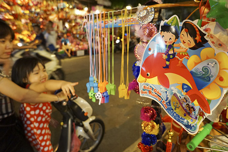 Mid-Autumn decorations show deep patriotism